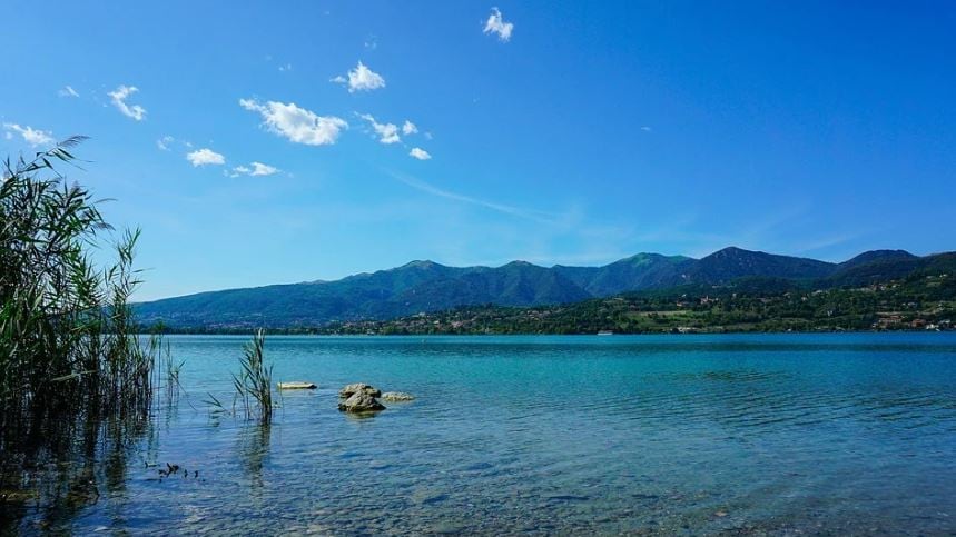 Lecco, prendono il sole nudi sulla spiaggia del lago: 3.300 euro di multa a testa
