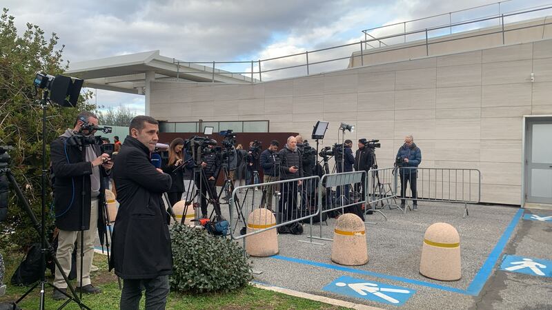 I reporter in attesa dell'arrivo di Cecilia Sala a Ciampino