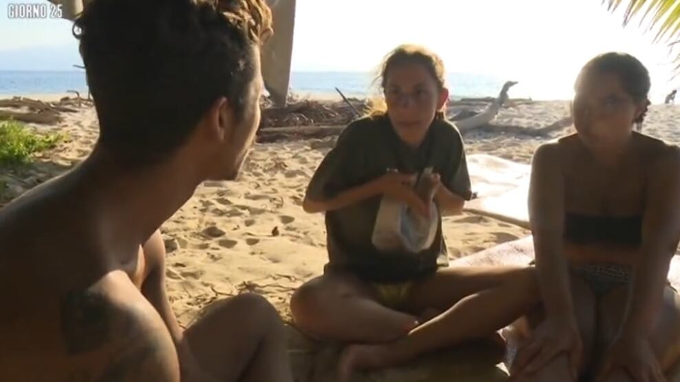 Isola dei Famosi, tutti i naufraghi contro Moreno: "Sei pesante, finiscila"