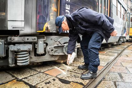 Milano, tram deraglia in via Coni Zugna 1