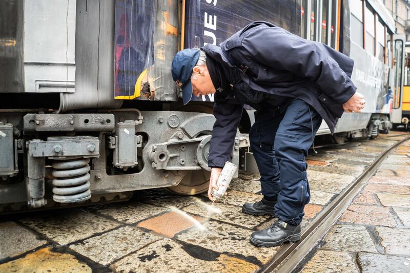 Milano, tram deraglia in via Coni Zugna 1