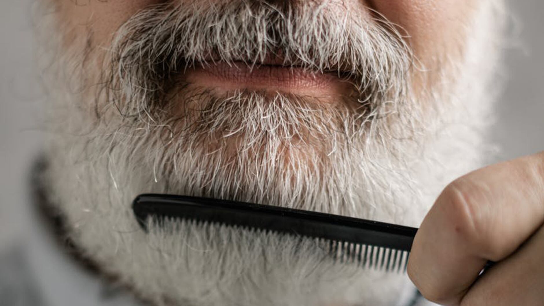 Barba tinta o al naturale: quale scegliere a 60 anni