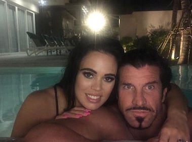 Travers Beynon con le sue ragazze sexy 2