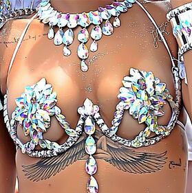 Rihanna al Carnevale delle Barbados Tutta piume e davvero pochi vestiti 8
