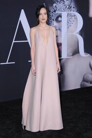 Dakota Johnson senza reggiseno per "50 Sfumature di Nero" 23