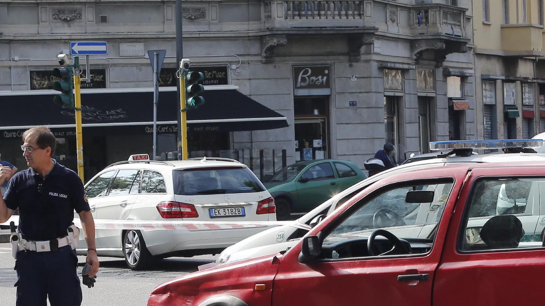 Manovra improvvisa dell'auto: il motociclista muore sul colpoLa vittima è un 47enne Sotto choc la conducente