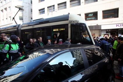 Auto blocca tram, la gente la sposta con forza 4