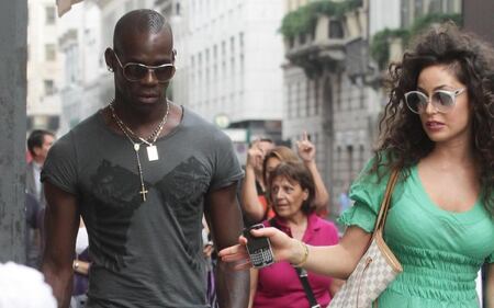 Mario Balotelli a Portofino: abbracci e sguardi languidi con le amiche 8