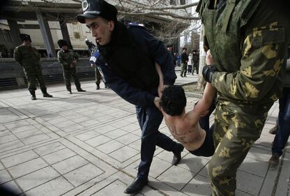 Simferopoli, le Femen protestano contro Putin 7