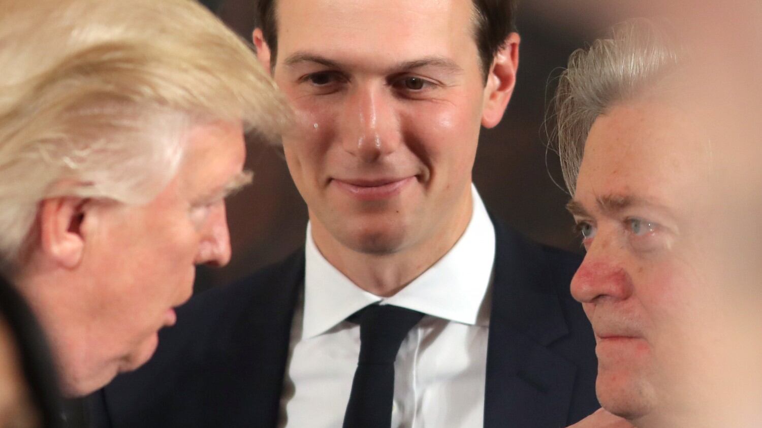 Bannon e Sessions i registi della politica sull'immigrazione di Trump