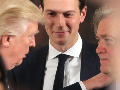 Bannon e Sessions i registi della politica sull'immigrazione di Trump