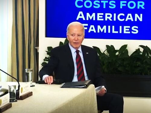 "Mi metterei nei guai...". Biden sempre più confuso: cosa ha detto ai giornalisti