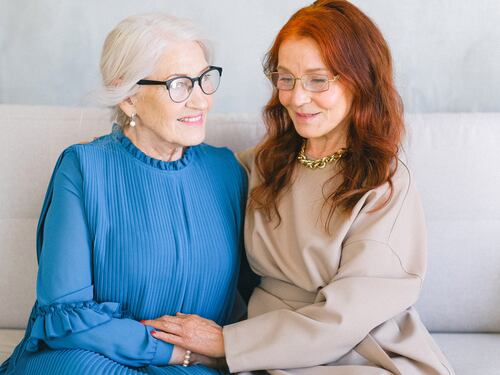 Tutti i tagli e le acconciature per le over 60 che indossano gli occhiali