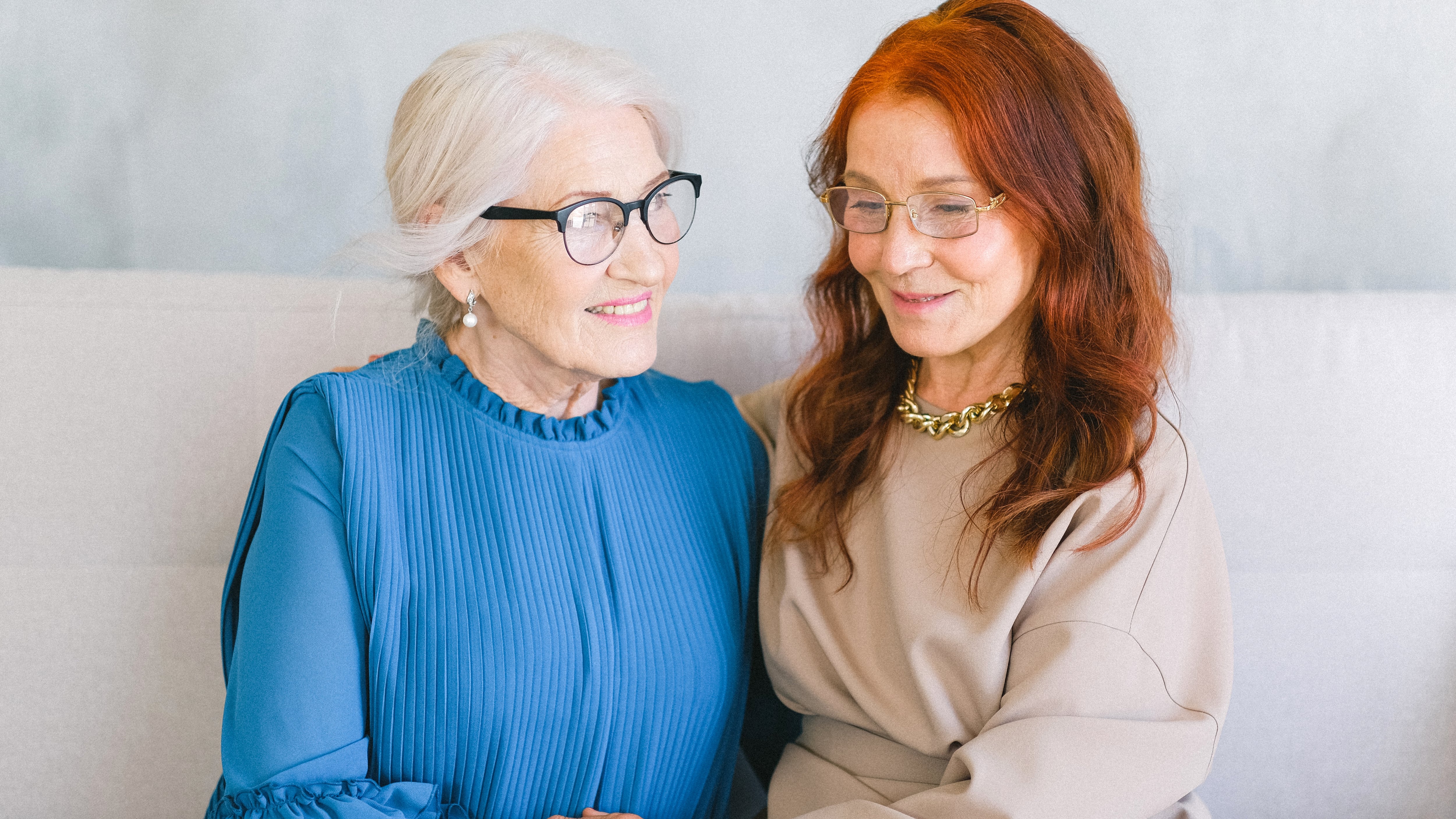Tutti i tagli e le acconciature per le over 60 che indossano gli occhiali