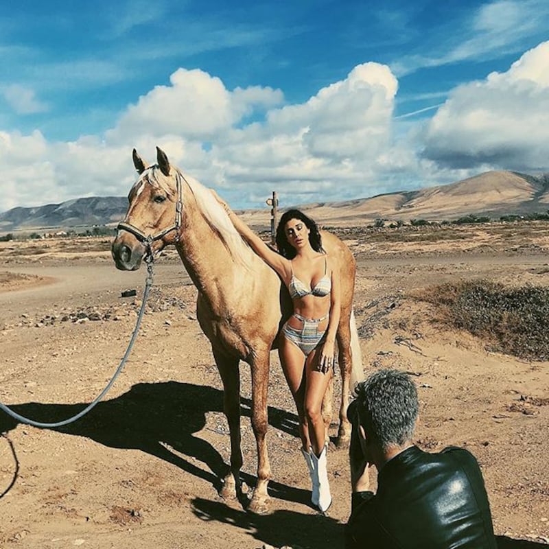Belen Rodriguez e gli scatti a cavallo: follower in tilt su Instagram 3