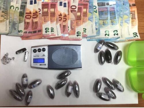 Taranto, spaccia agli arresti domiciliari: giovane in manette