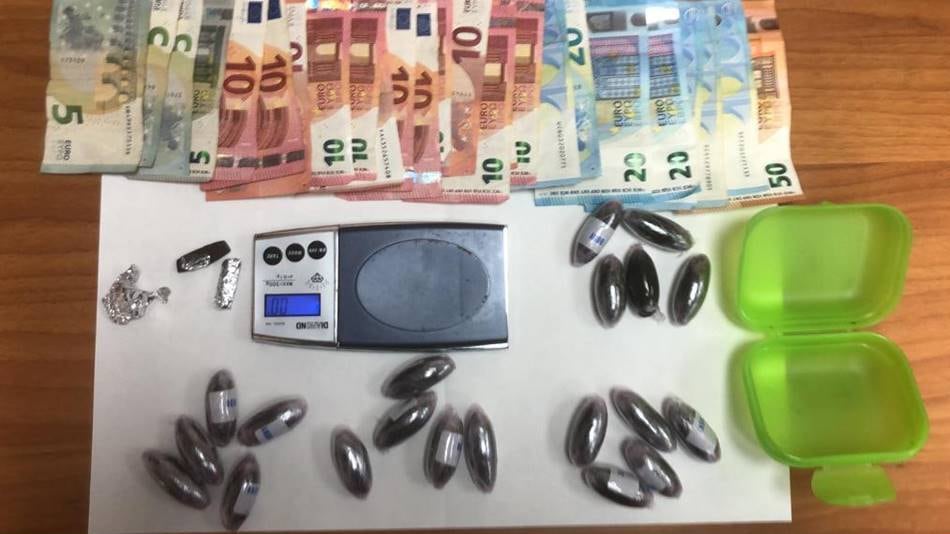 Taranto, spaccia agli arresti domiciliari: giovane in manette