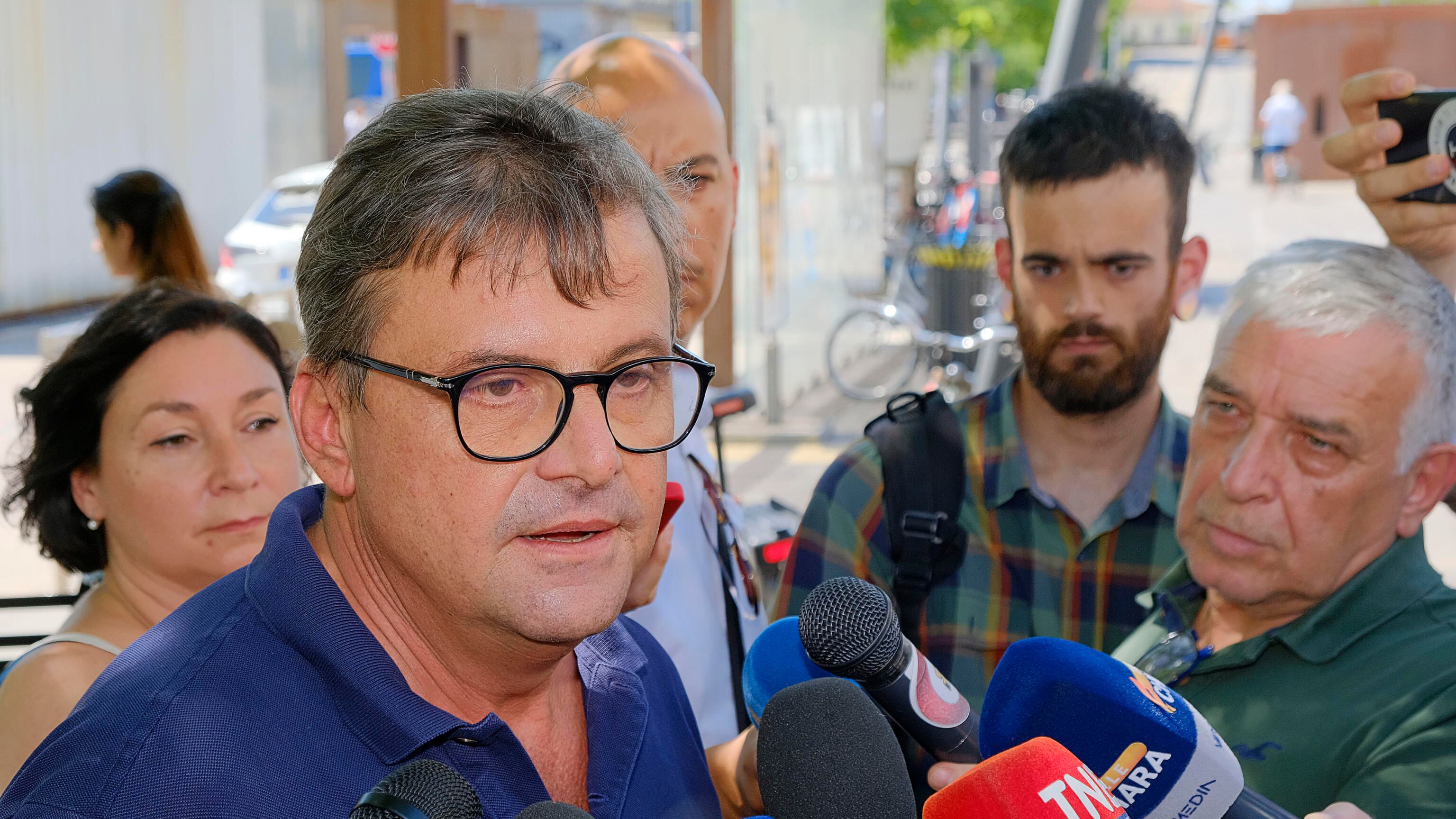 Calenda prigioniero dei suoi tweet. Spara su tutti ma se lo attaccano perde la lingua