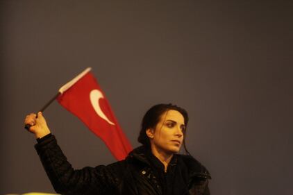 Istanbul, migliaia di tifosi in marcia contro il terrorismo 3