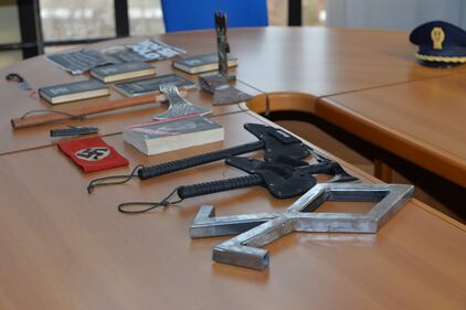 Naziskin, l'arsenale trovato nella sede di Varese 15