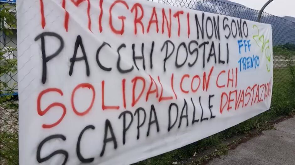 Trento, blitz dei fan di Greta Thunberg a favore dei migranti