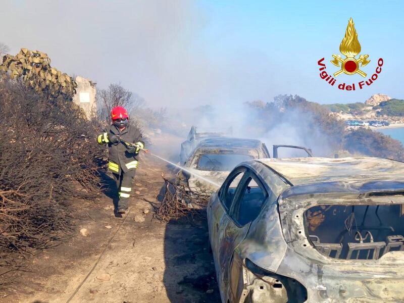 L'incendio scoppiato a Punta Molentis 6