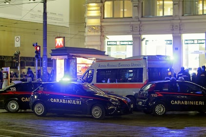 Lancio di tavolini e colpi di bottiglie: maxi rissa vicino al Duomo 3