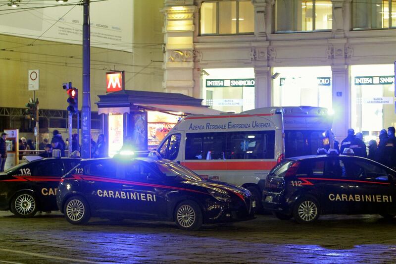 Lancio di tavolini e colpi di bottiglie: maxi rissa vicino al Duomo 3