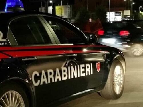 Danneggia auto e aggredisce polizia e carabinieri: fermato gambiano