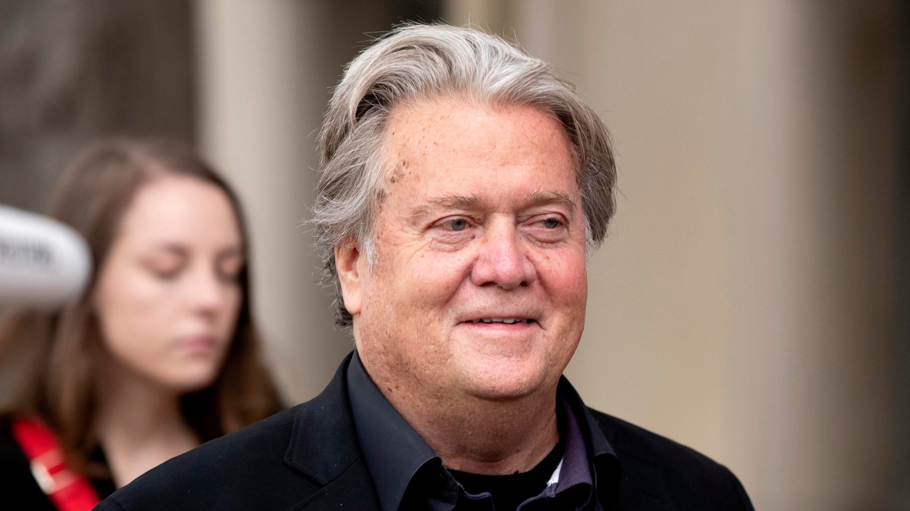 Gli insulti di Bannon a Musk. Lui dà del "pagliaccio" a Trump
