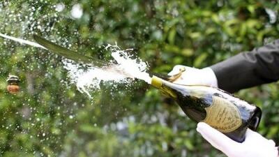 Ferita dalla"sciabolata" dello champagne: discoteca paga 64 mila euro