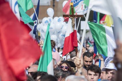 Centrodestra in piazza, tra le bandiere spunta un crocifisso 4
