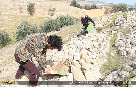 Isis profana i cimiteri 8