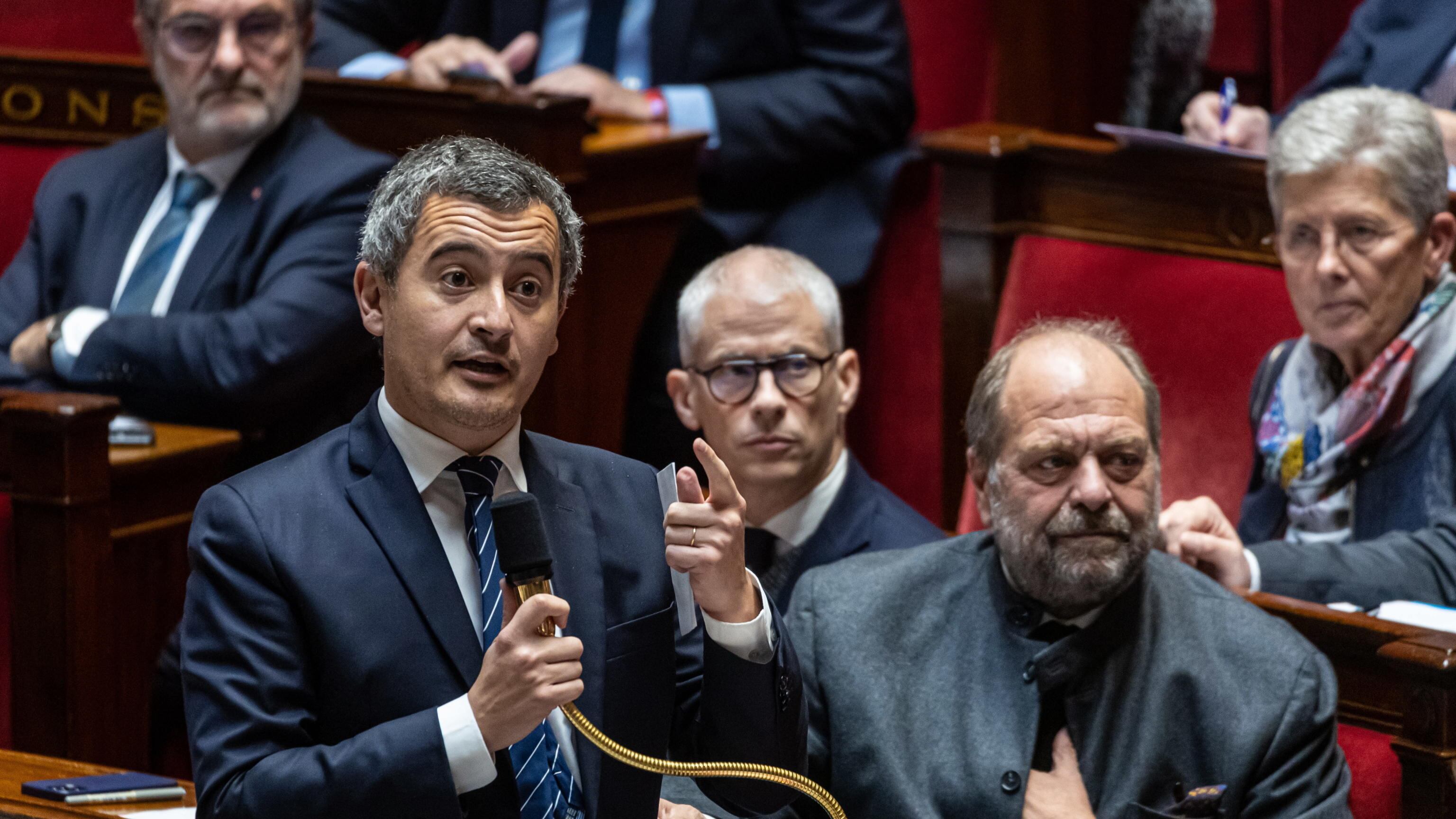 "Pagliaccio, ometto arrogante". In Francia esplode la rabbia per l'attacco di Darmanin a Meloni