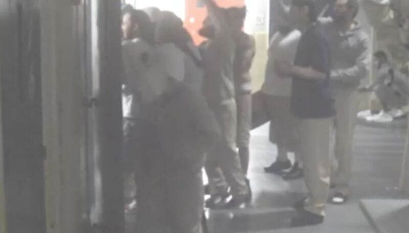 Un fotogramma di uno dei video della sorveglianza durante una rissa