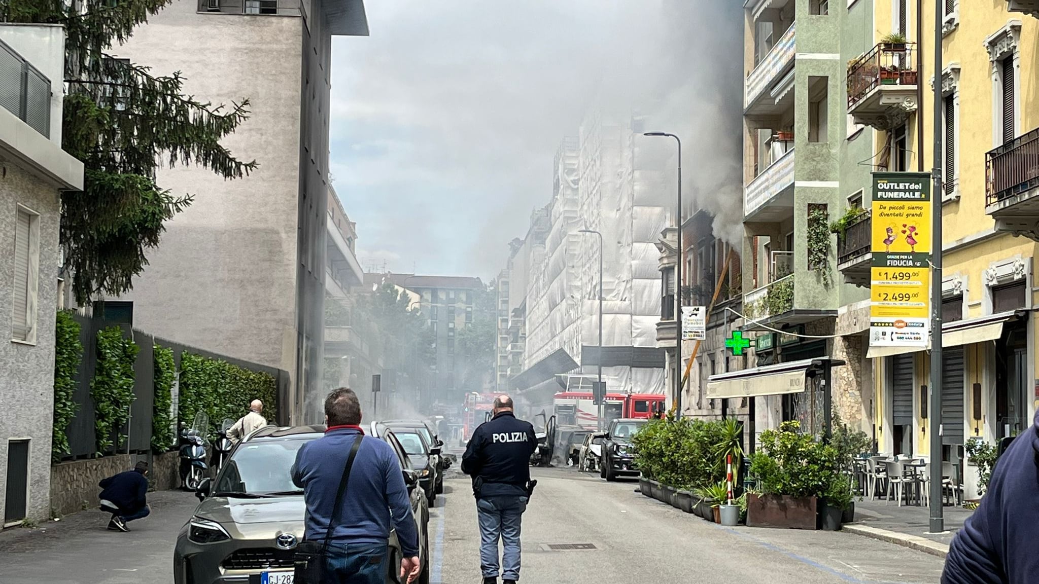 Esplosione in centro a Milano, coinvolte vetture e palazzi. "Partita da un camion di bombole di ossigeno"