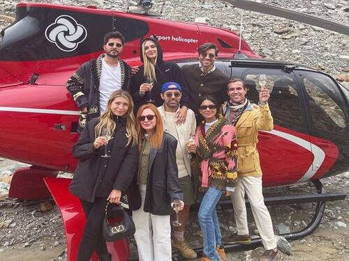 In elicottero sul ghiacciaio: così Chiara Ferragni predica bene ma razzola male