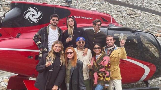 In elicottero sul ghiacciaio: così Chiara Ferragni predica bene ma razzola male