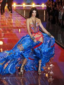 Kendall Jenner sul palco di Victoria's Secret 42