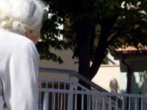 Badante derubava l'anziana paziente: arrestata