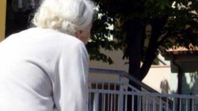 Badante derubava l'anziana paziente: arrestata