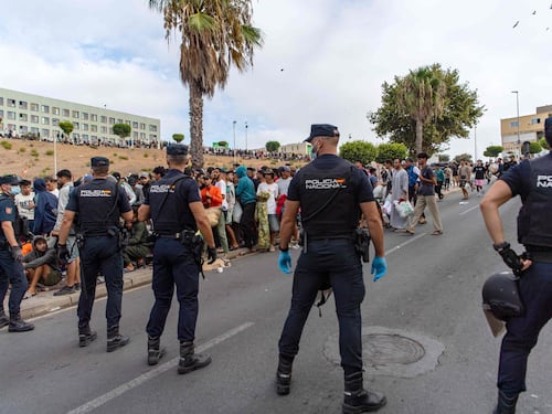 A Ceuta i migranti tendono le trappole ai militari: “Così cadono nel vuoto”
