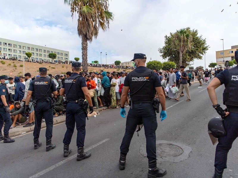 A Ceuta i migranti tendono le trappole ai militari: “Così cadono nel vuoto”