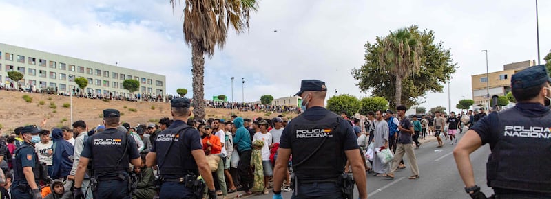 Ceuta, marocchino di 17 anni stupra 4 bimbi tra i 10 e gli 11 anni. Forze dell’ordine autorizzate a sparare