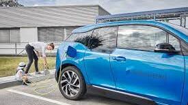 Arriva il marciapiede che ricarica le auto elettriche