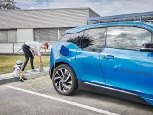 Arriva il marciapiede che ricarica le auto elettriche