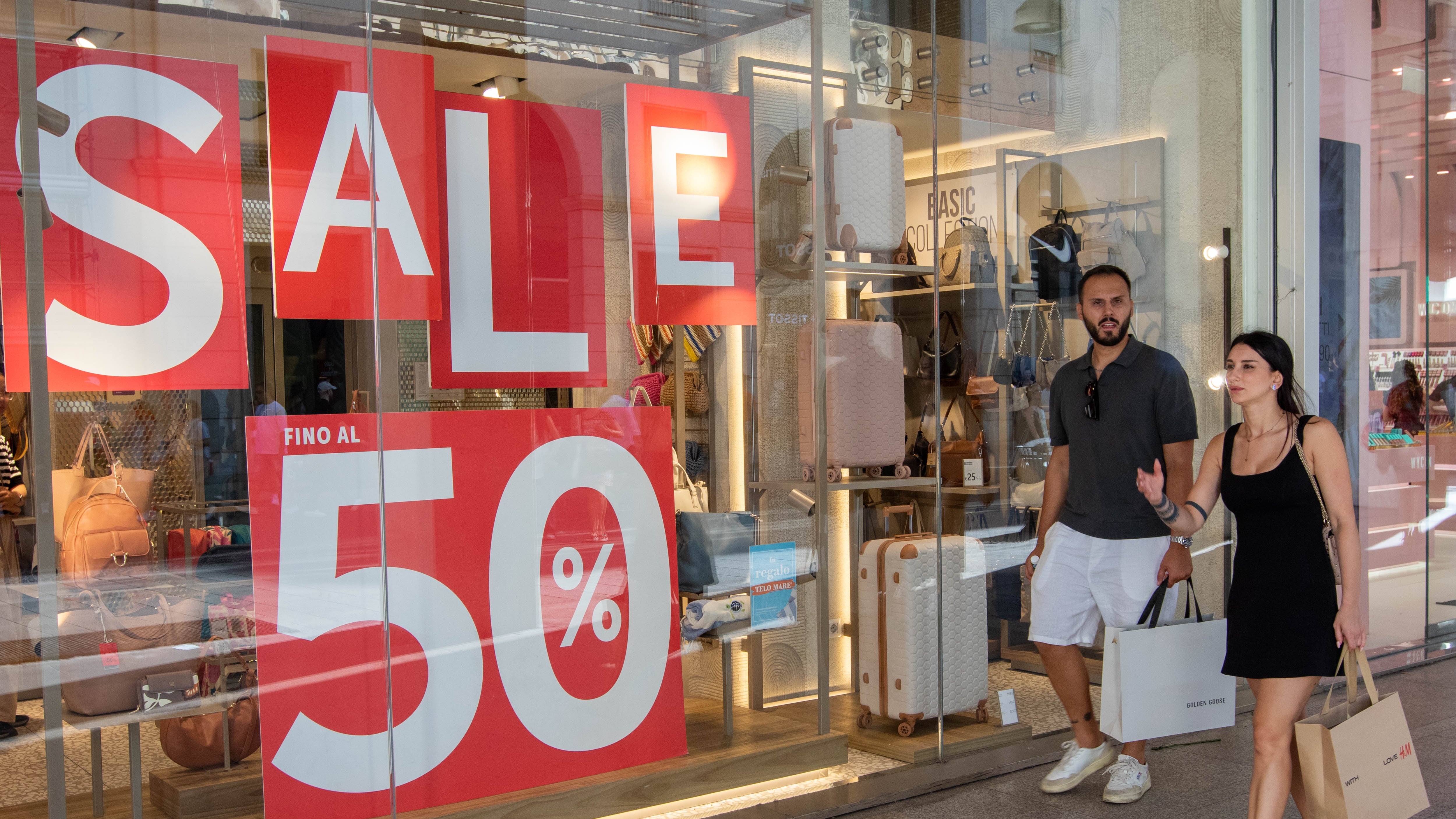 Da Largo Cairoli a Buenos Aires: in 196mila a fare shopping