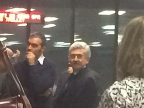 D'Alema in aeroporto come un emigrante