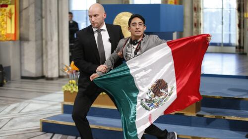 Contestatore fermato durante la premiazione 3