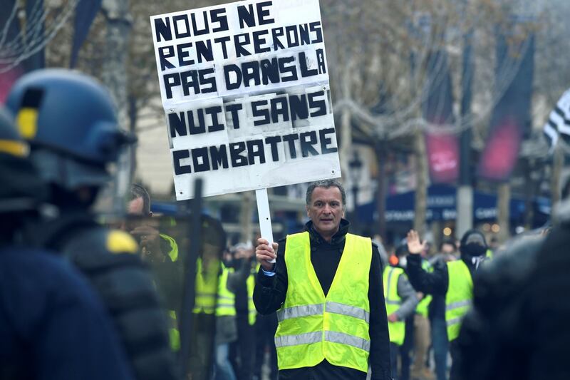 La protesta dei gilet gialli a Parigi: guerriglia sugli Champs-Élysées 4
